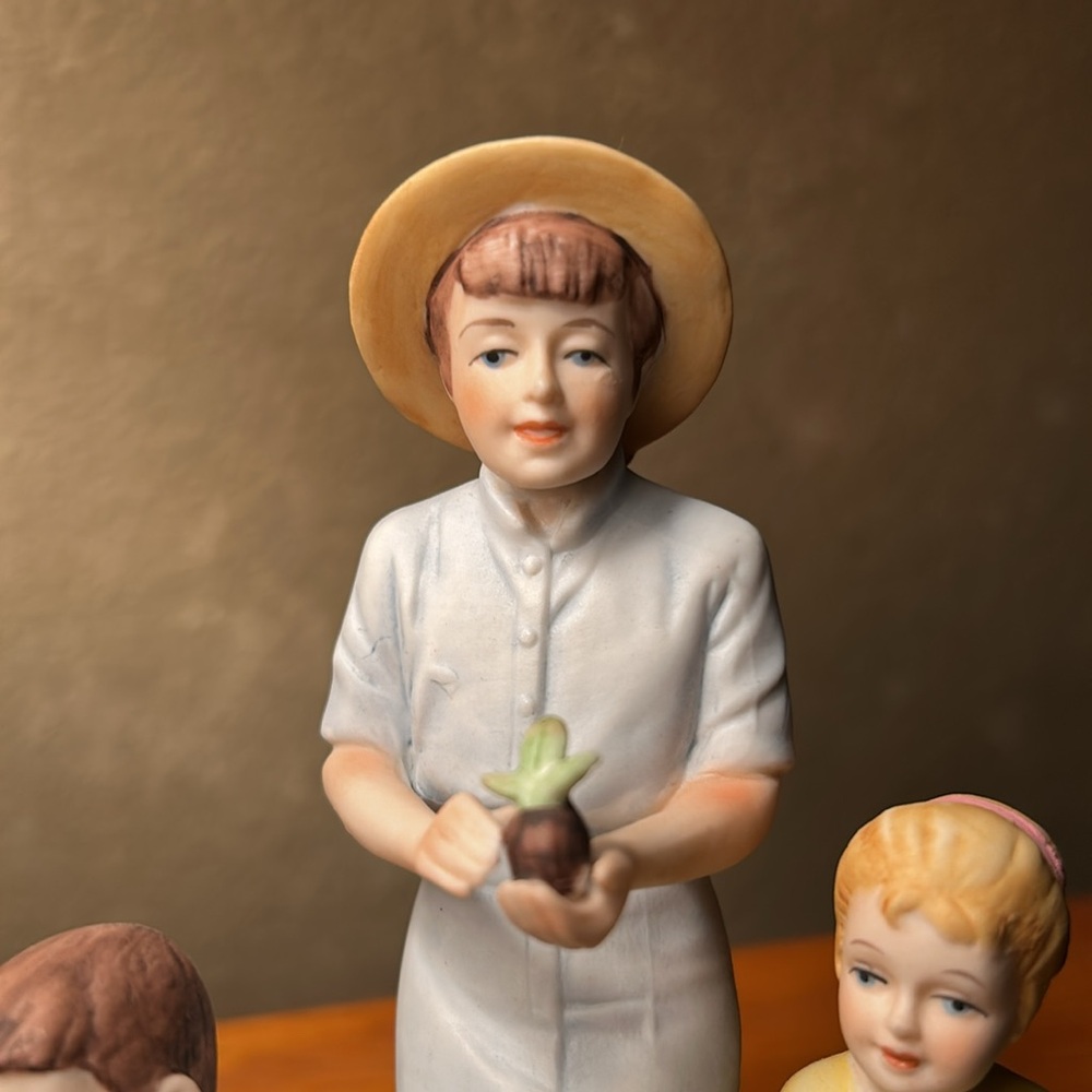 Authentic Norman Rockwell Figurine
Planting the Garden. Mint condition - Picture 3 of 11